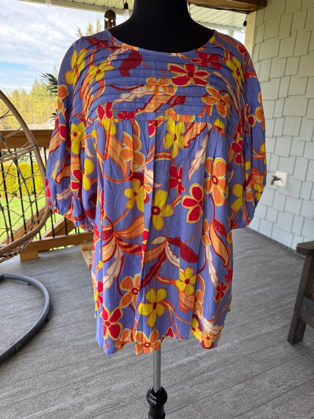 Easel Los Angeles | Pleated Floral Bubble Sleeve Top